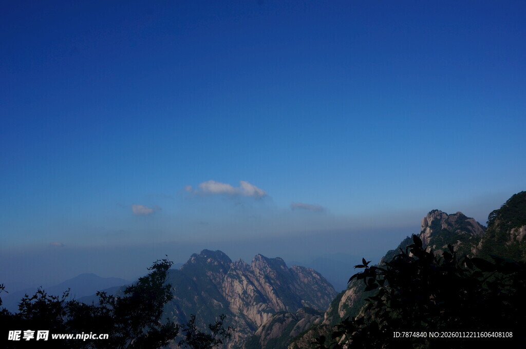 高山之巅的蓝天美景