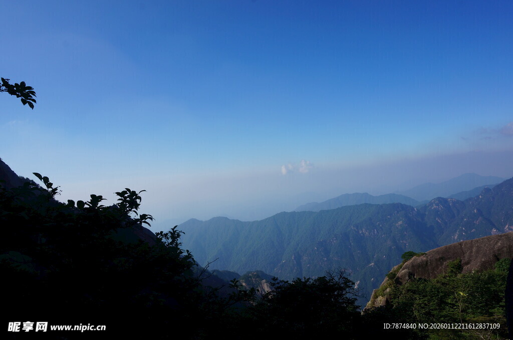 山间美景 远眺连绵山脉