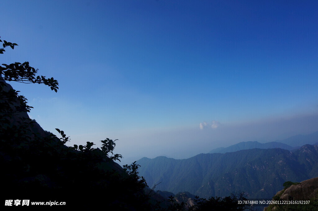 山巅远眺蓝天云海美景