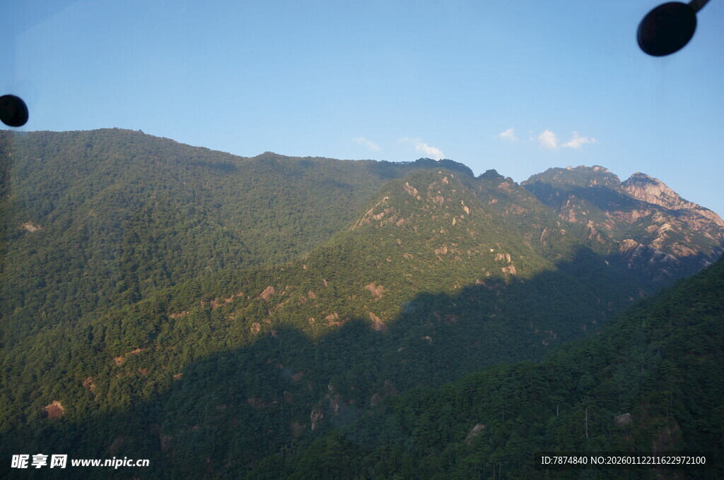 山峦叠翠的壮丽自然景观