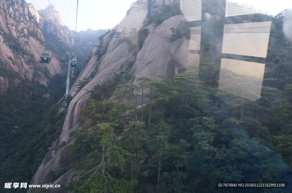 险峻山峰间的自然景致