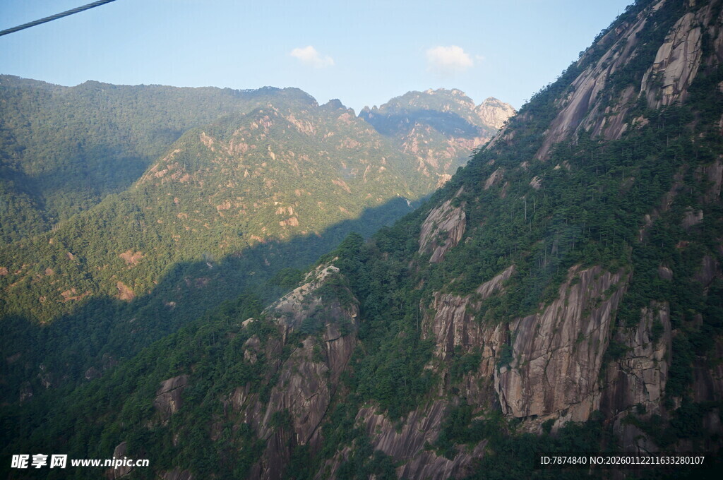 壮丽山景俯瞰图
