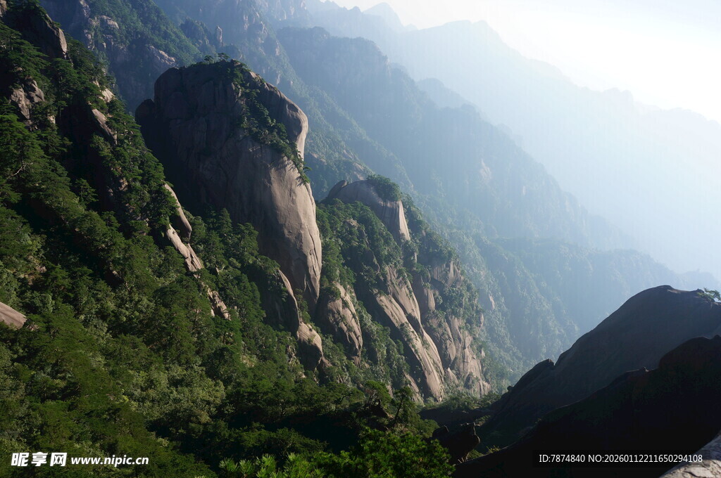 巍峨青山间的壮丽自然景观
