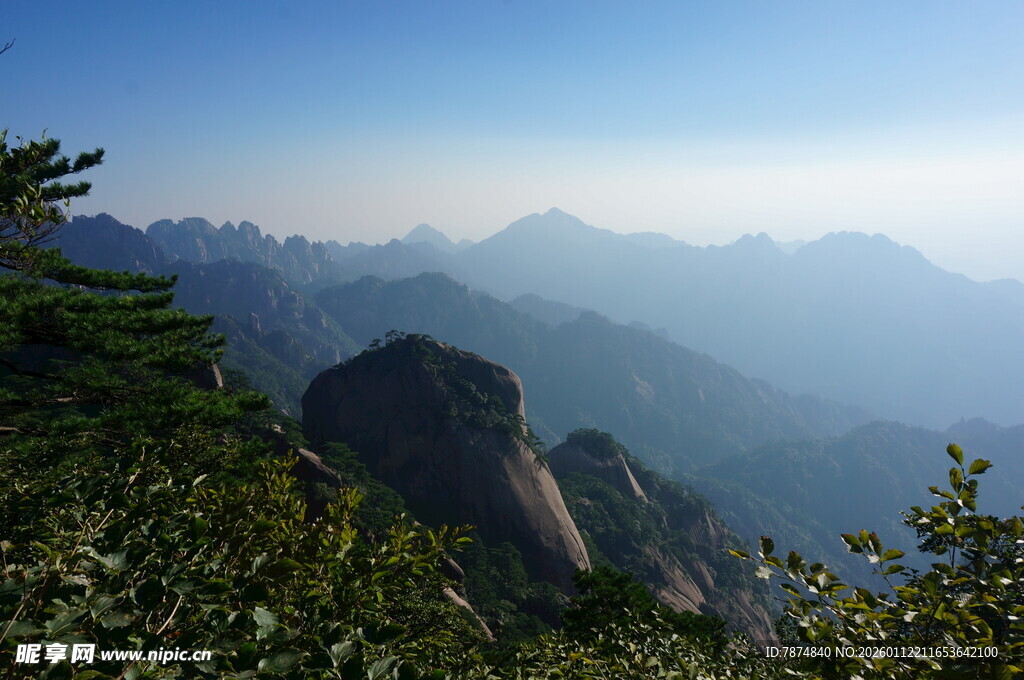 壮丽山景 云雾缭绕的峰峦