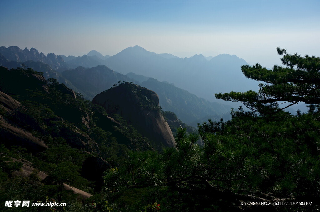 山峦叠翠间的葱郁美景