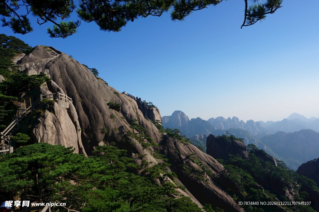 巍峨壮丽的高山景色