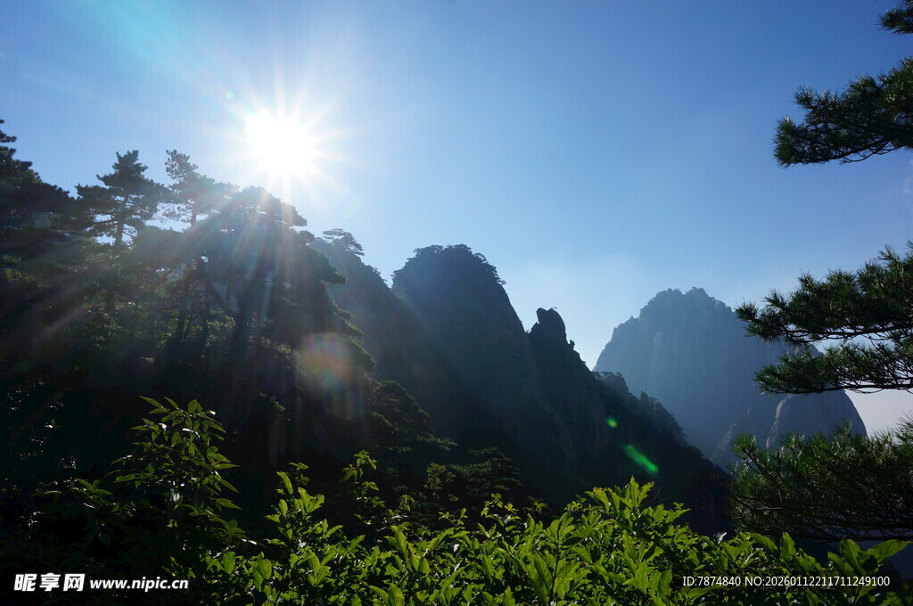 阳光照耀下的秀丽山峦