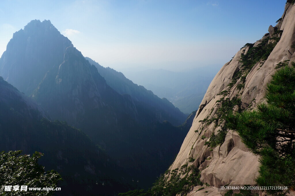 巍峨山峰壮丽自然景观