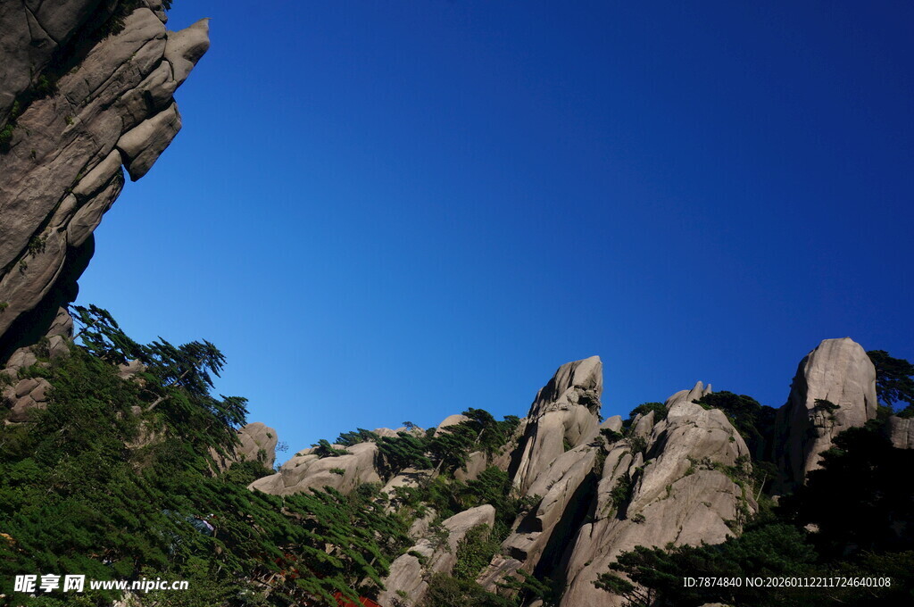 峻峭山石与蓝天相映成景