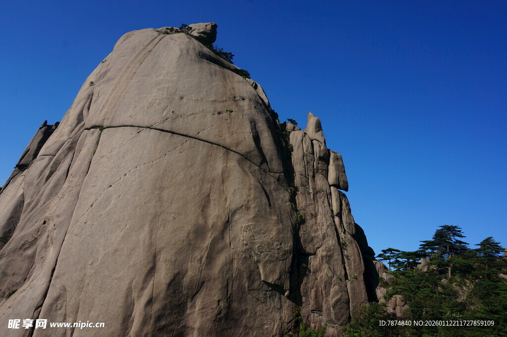 巍峨巨石屹立蓝天之下
