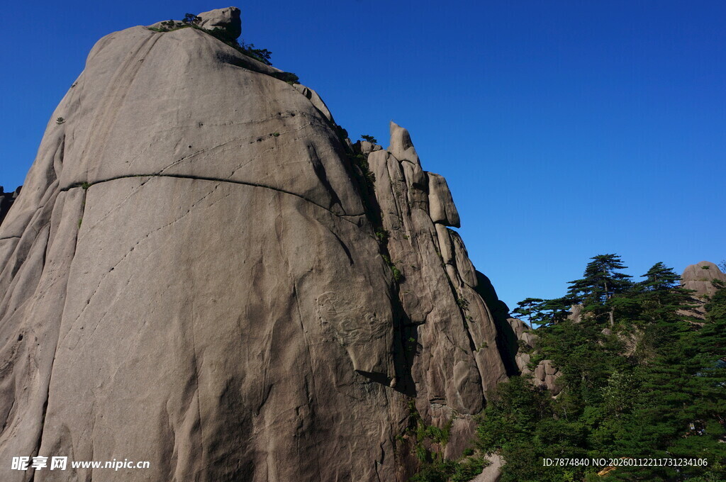 巍峨黄山奇峰显自然之美