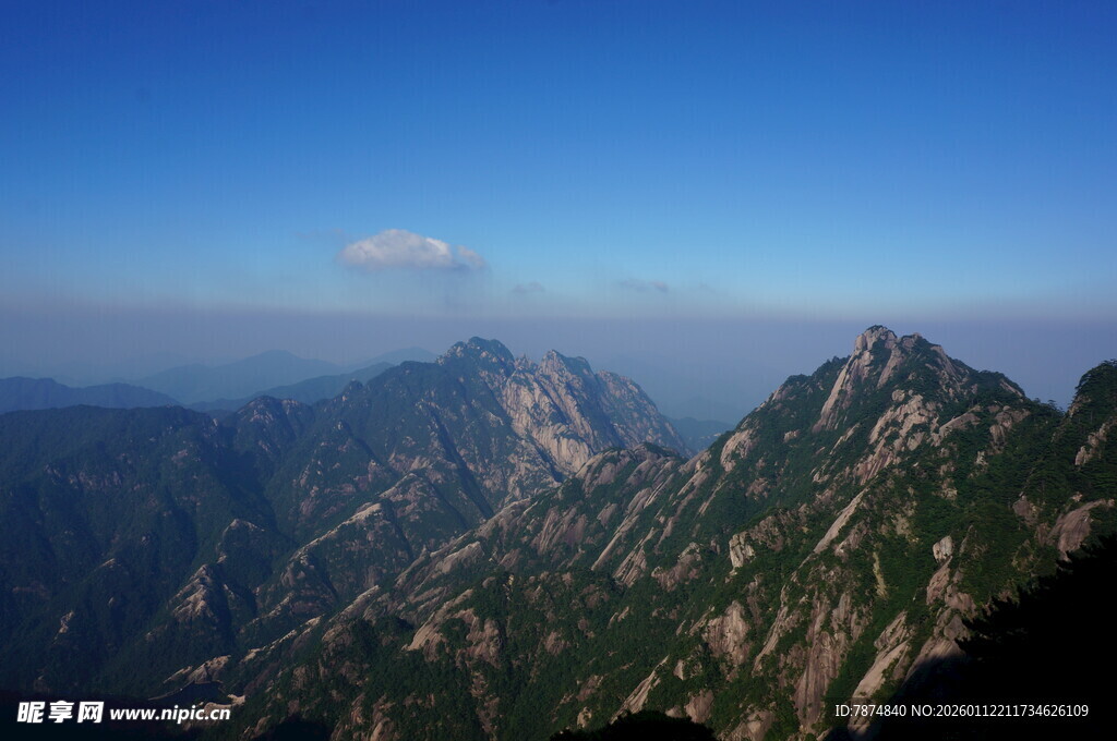 壮丽山景 蓝天映衬巍峨峰