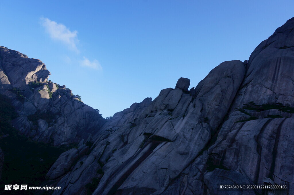 巍峨山峰映蓝天