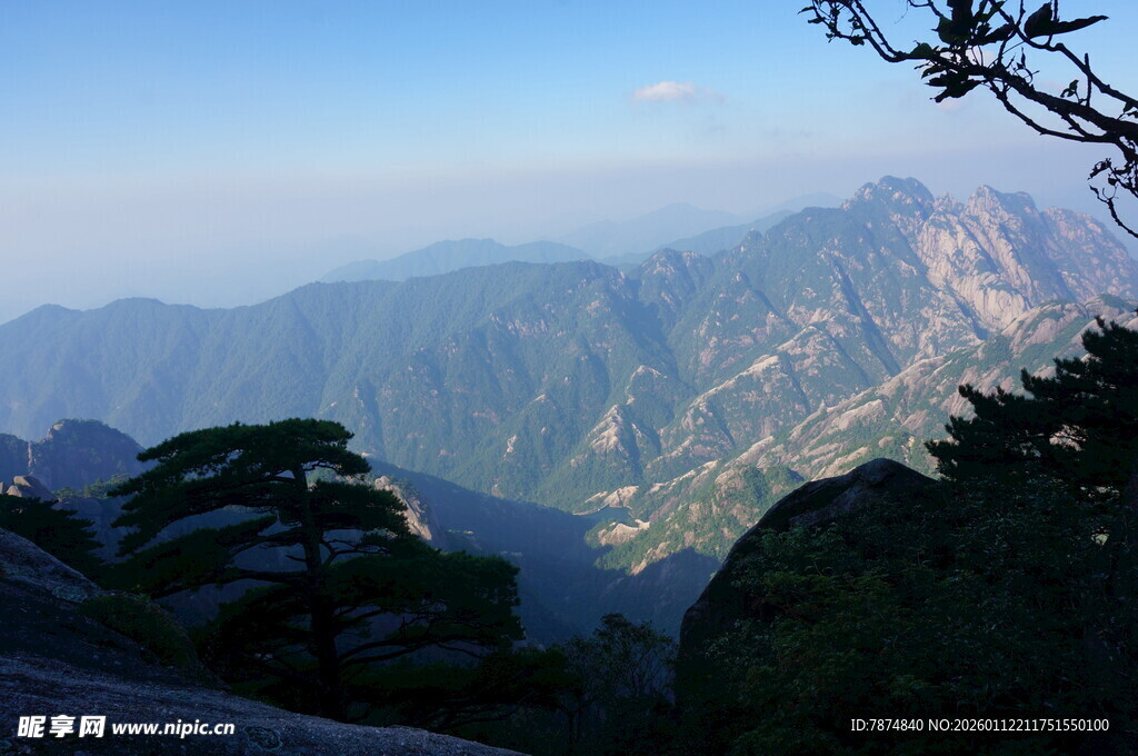 壮丽山景 云雾缭绕的峰峦