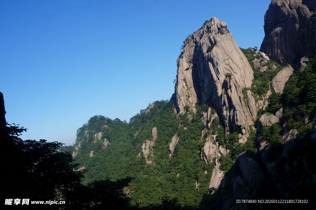 巍峨山峰绿意环绕