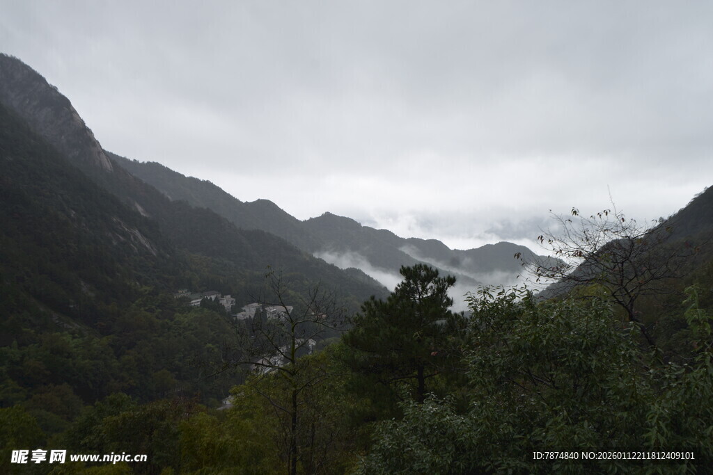 云雾缭绕的壮丽山峦景色