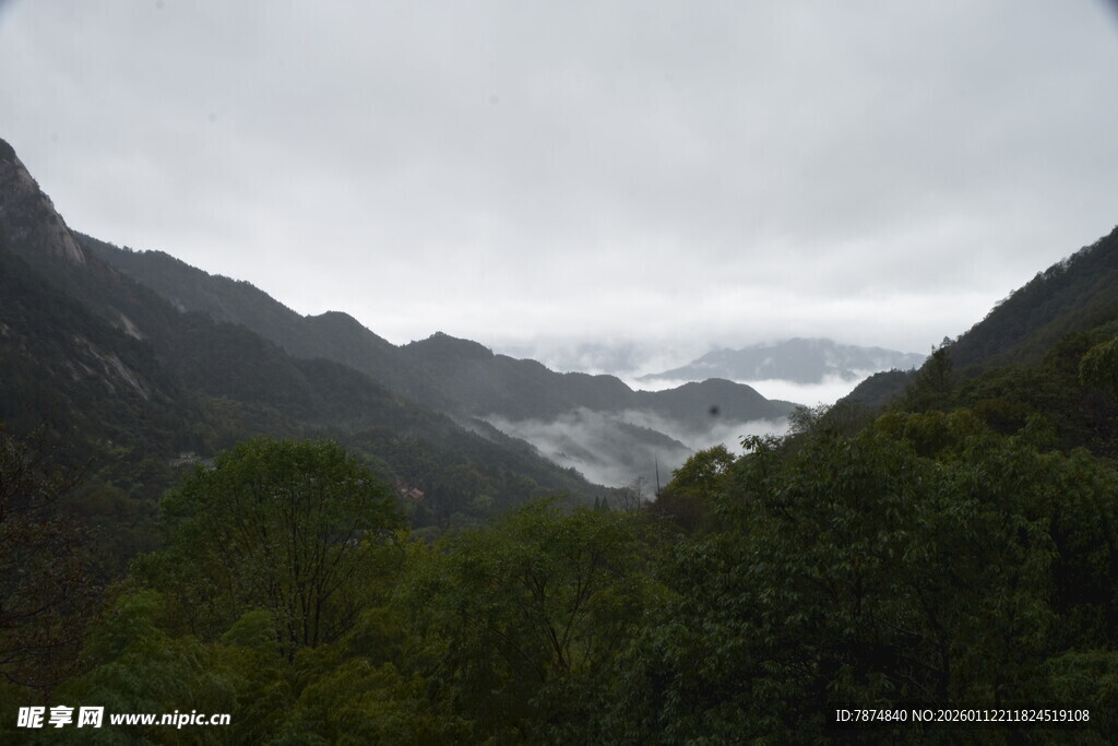 云雾缭绕的山间景致