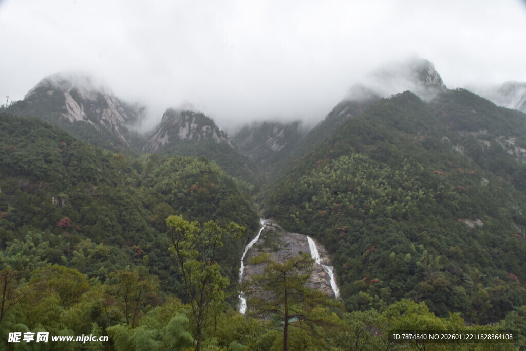 云雾缭绕中的山间建筑