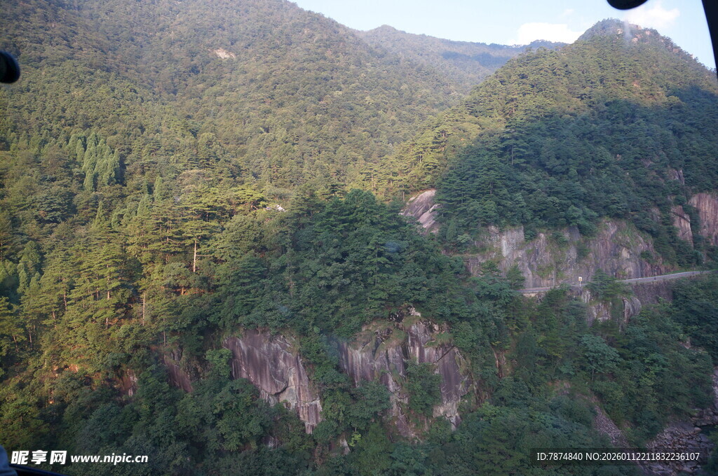 俯瞰葱郁山峦美景