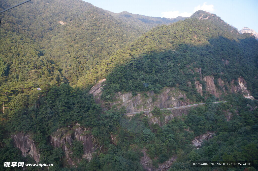 山间蜿蜒公路 绿意盎然