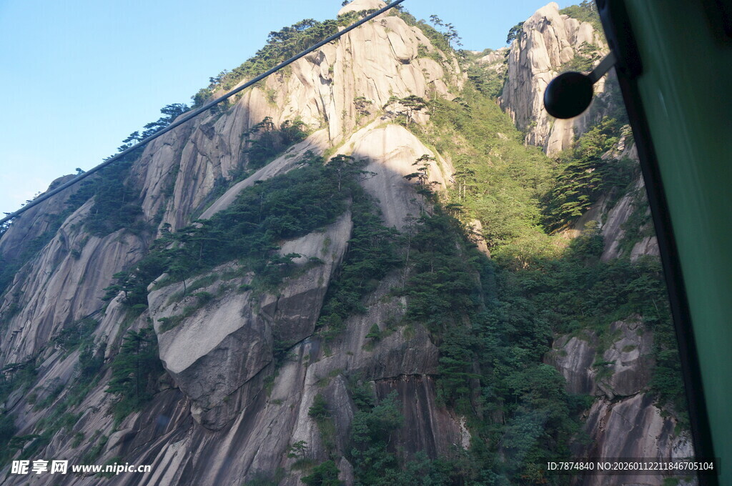 峻峭山峰的壮丽景致