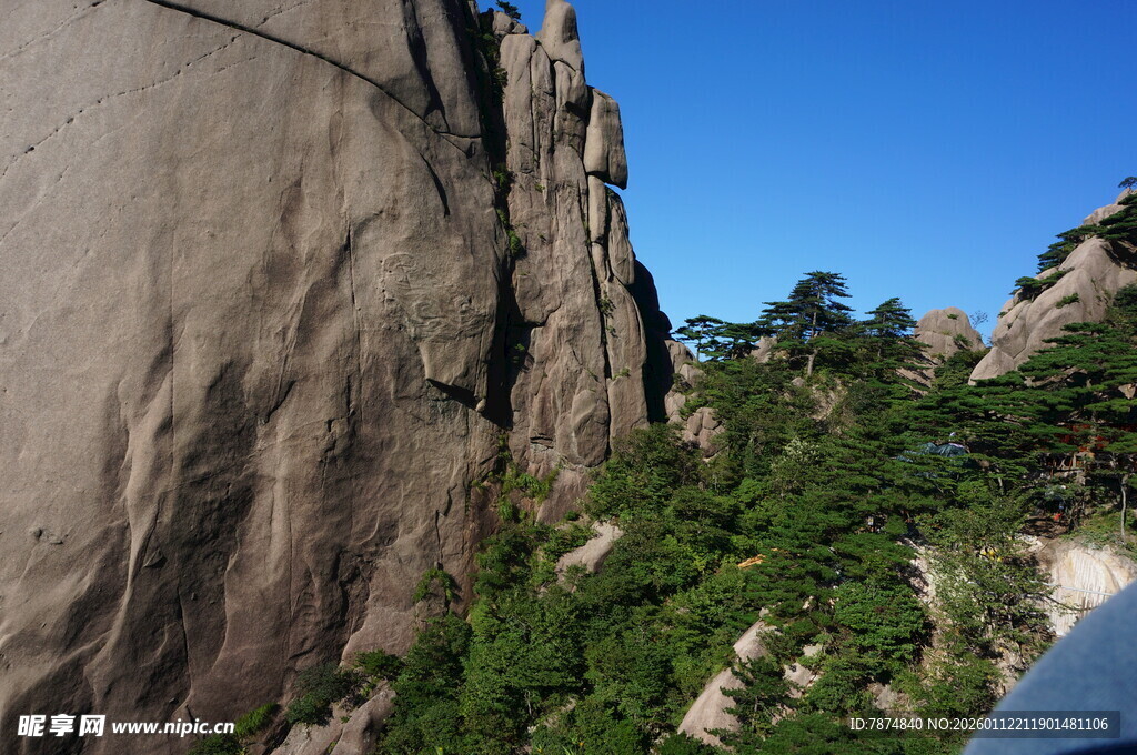 巍峨山石间的葱郁景致