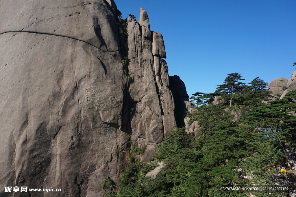 巍峨山石与葱郁植被景观