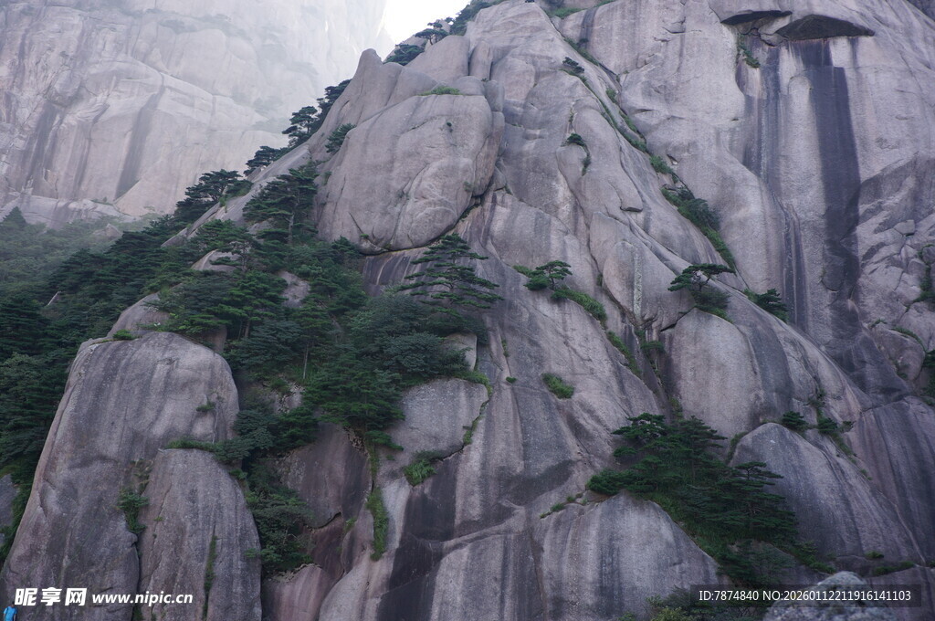 巍峨险峻的山石景观
