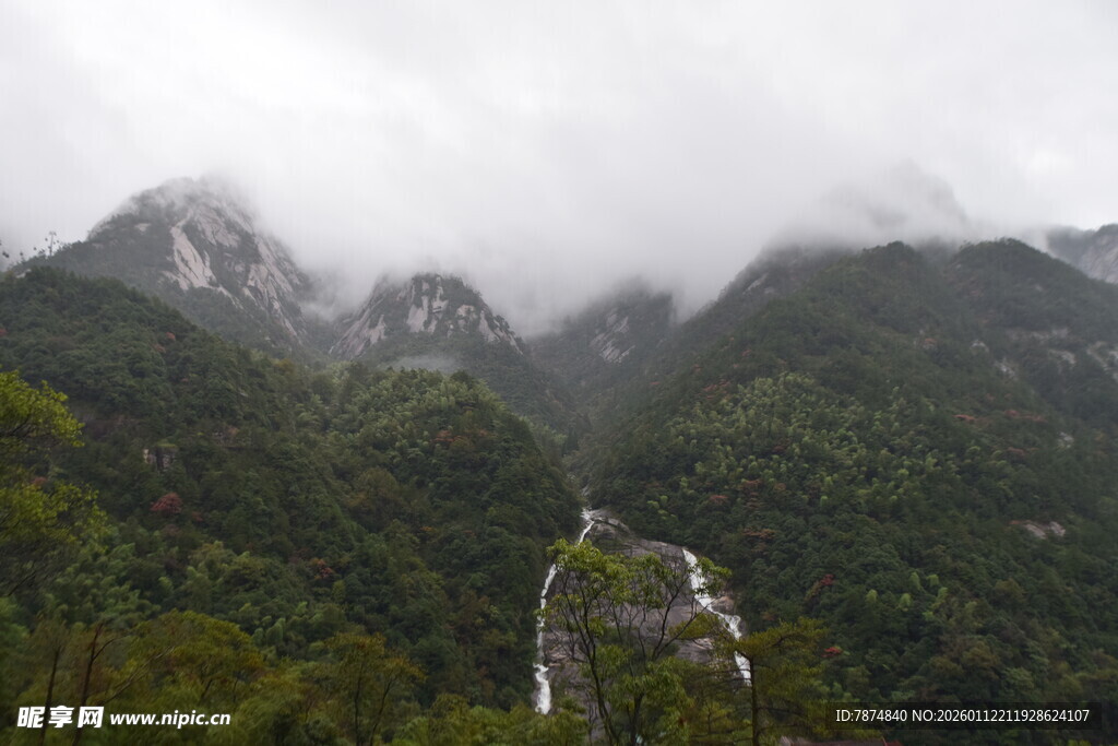 云雾缭绕的山间壮丽景致