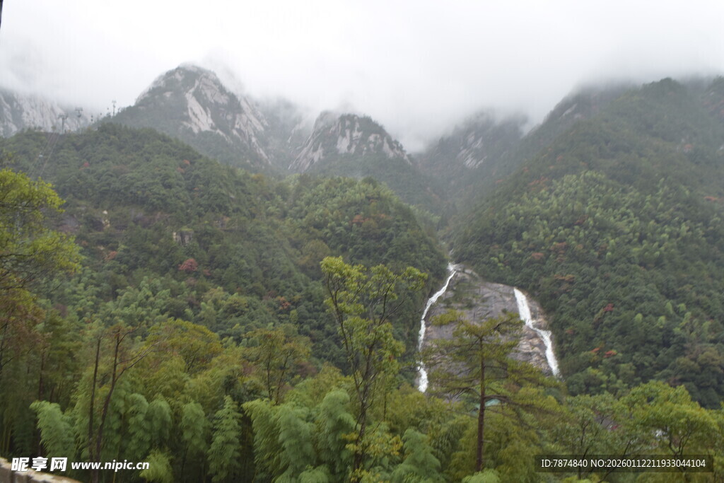 云雾缭绕中的山间建筑