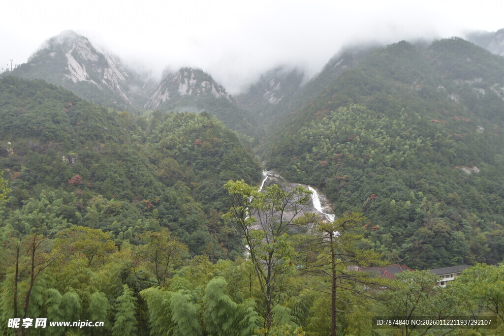 山间云雾缭绕的壮美瀑布