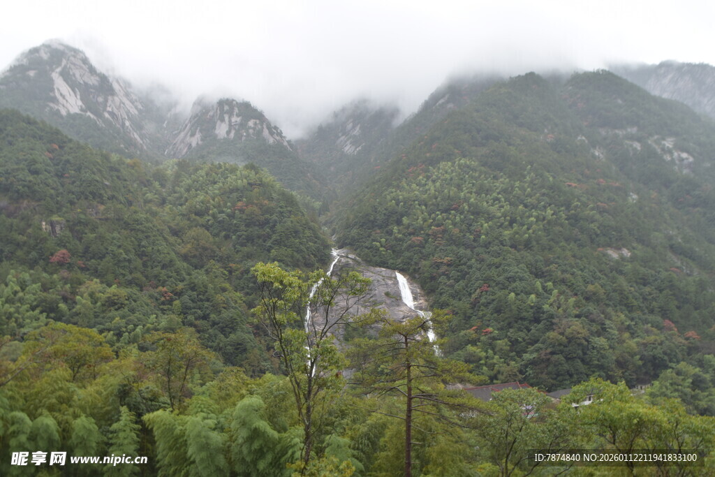 山间云雾中的古朴建筑