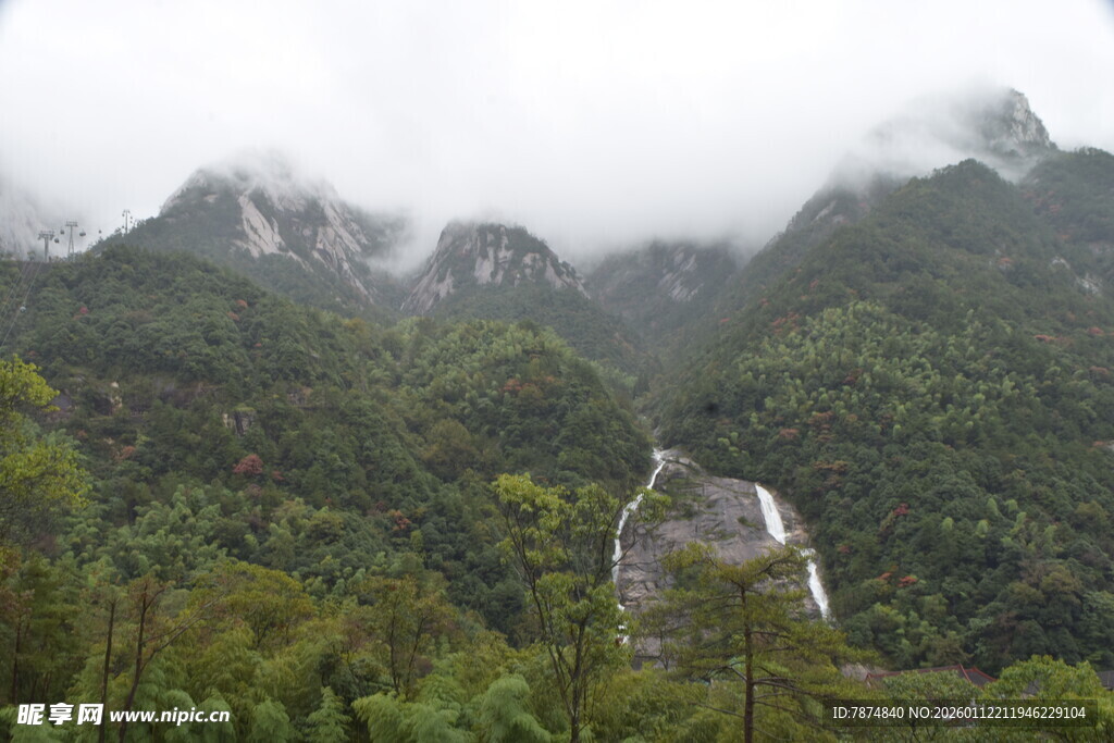 云雾缭绕的山间壮丽景观