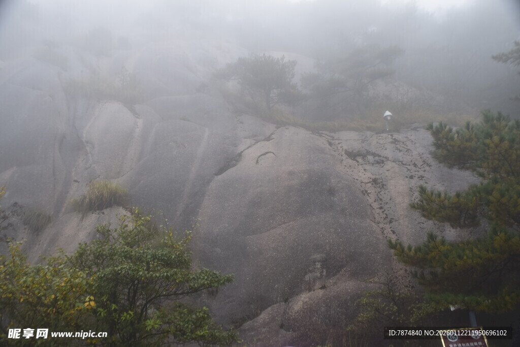 云雾缭绕的壮美山石景观
