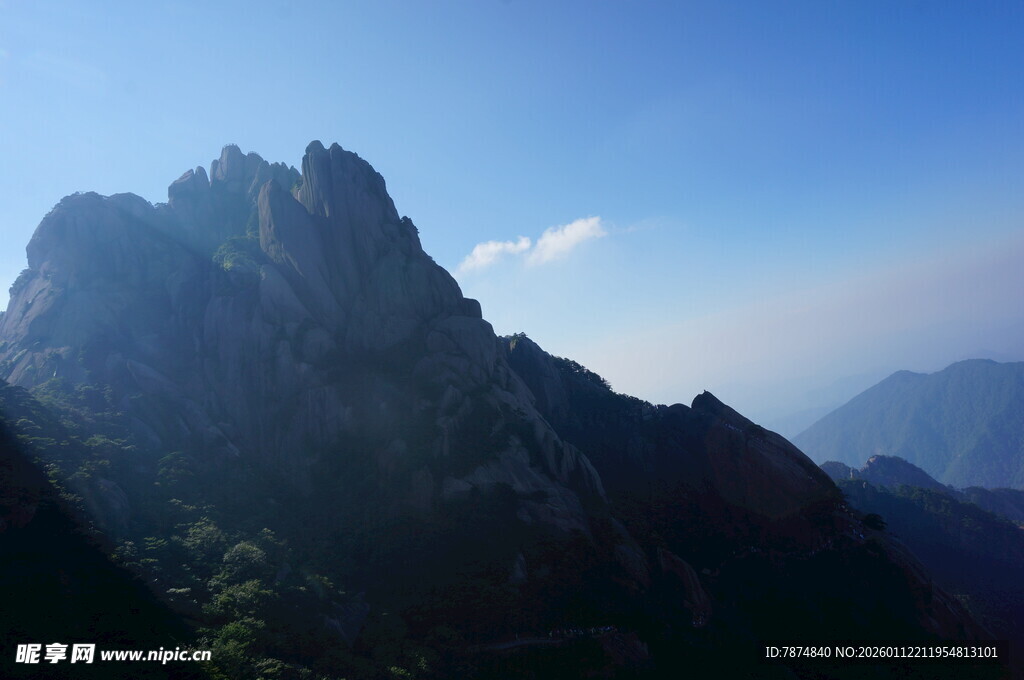 巍峨山峰傲立蓝天之下