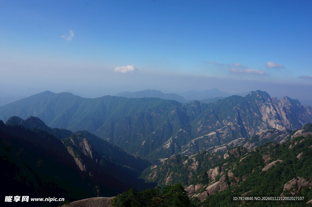 壮美山峦蓝天美景