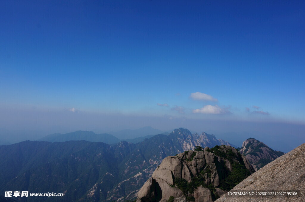 高山之巅云海蓝天美景
