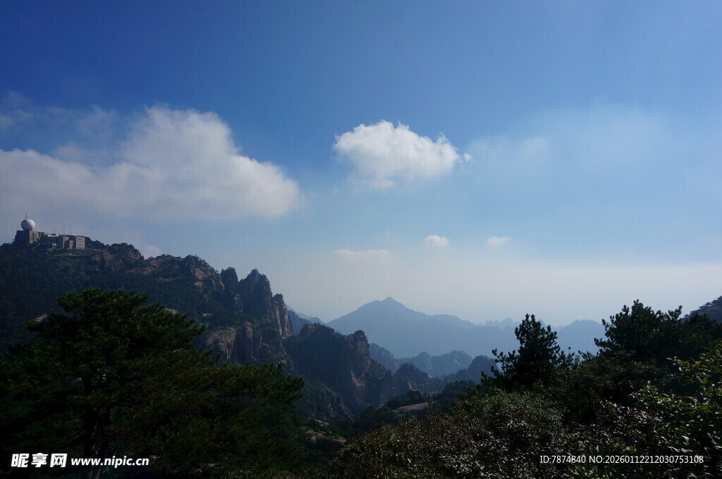 壮丽山景与蓝天白云