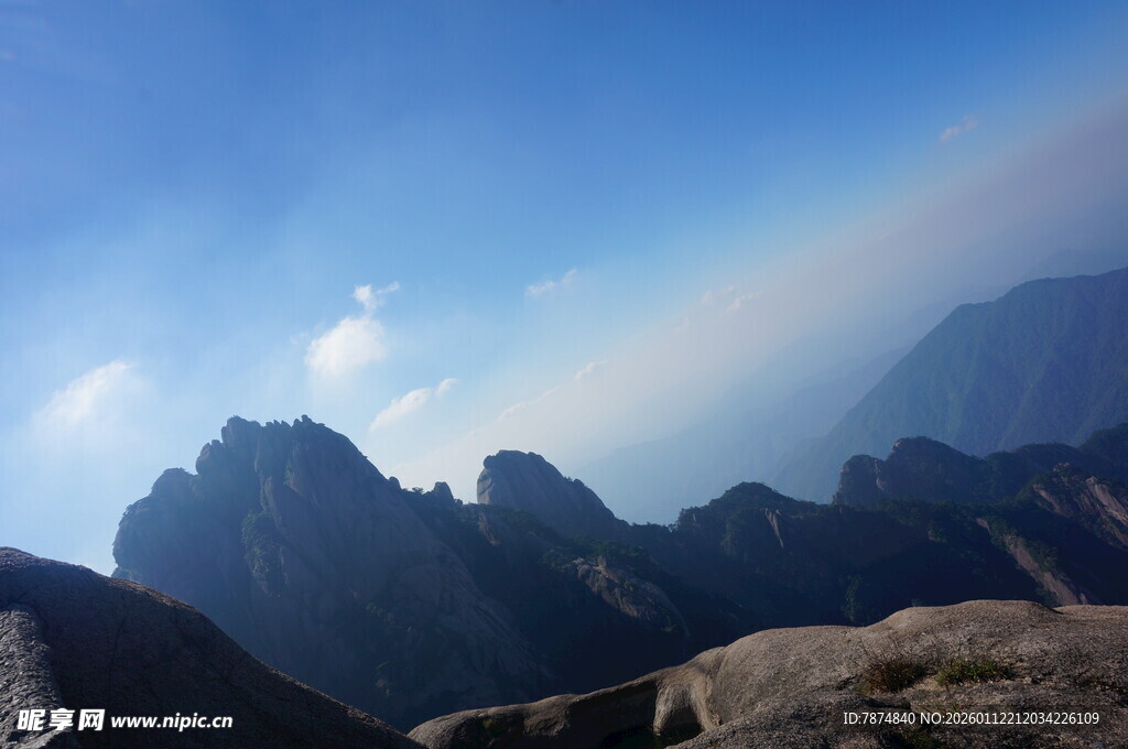 高山之巅的绚丽光影
