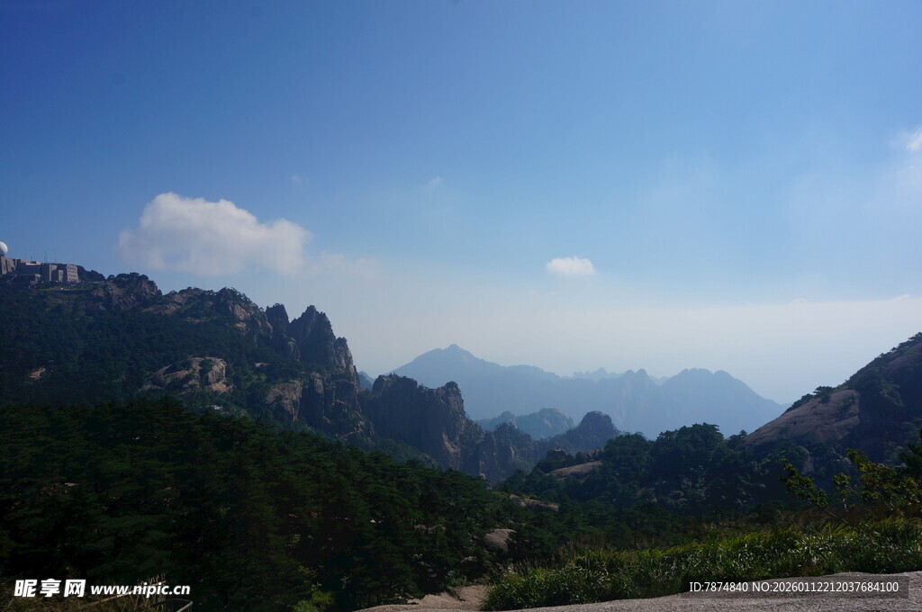 壮美山峦蓝天景观