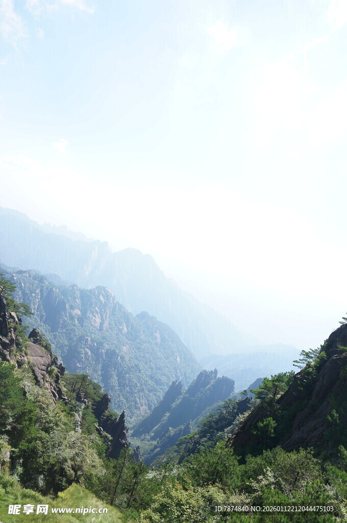 青山叠翠的秀丽山间景色