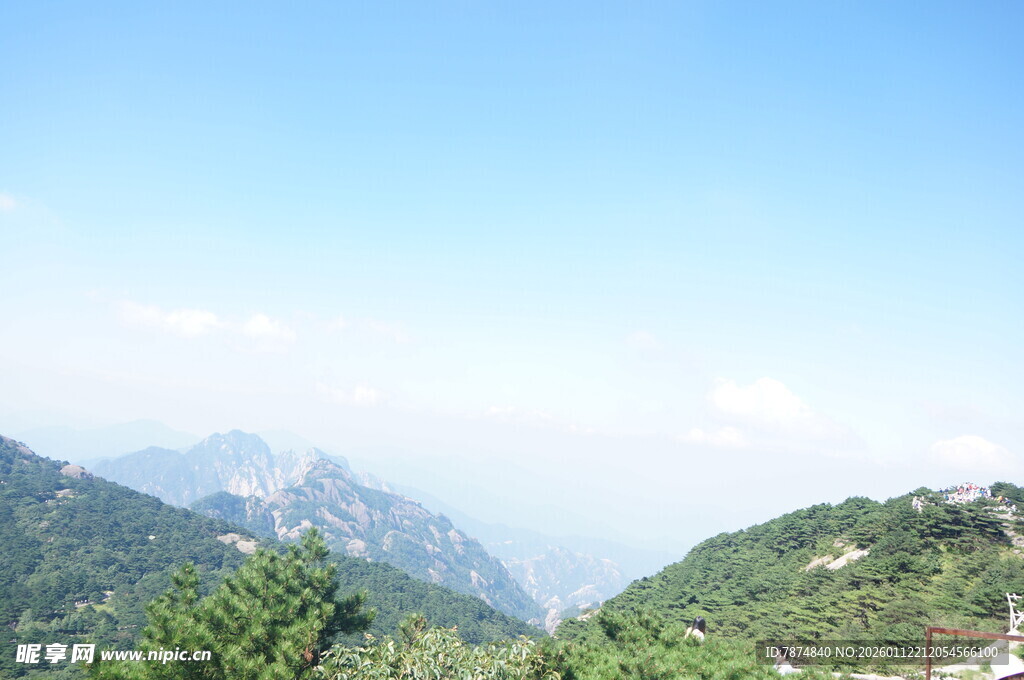 青山蓝天间的自然风光