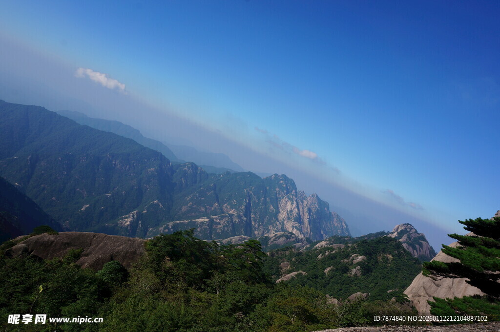 壮丽山景 蓝天绿树相衬