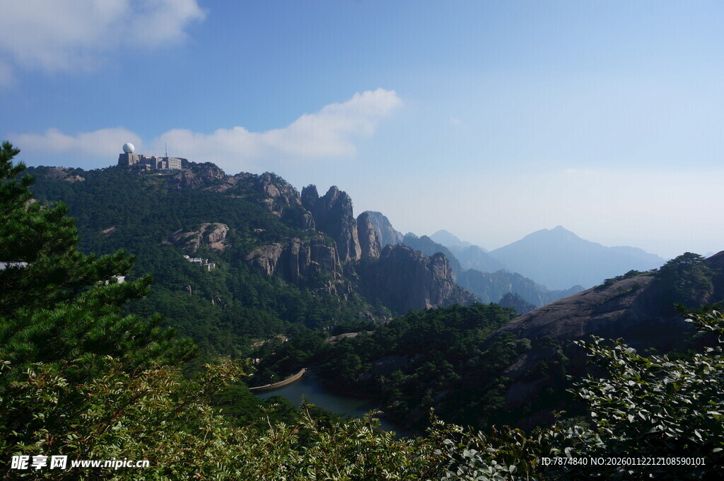 壮丽山景 蓝天白云相衬