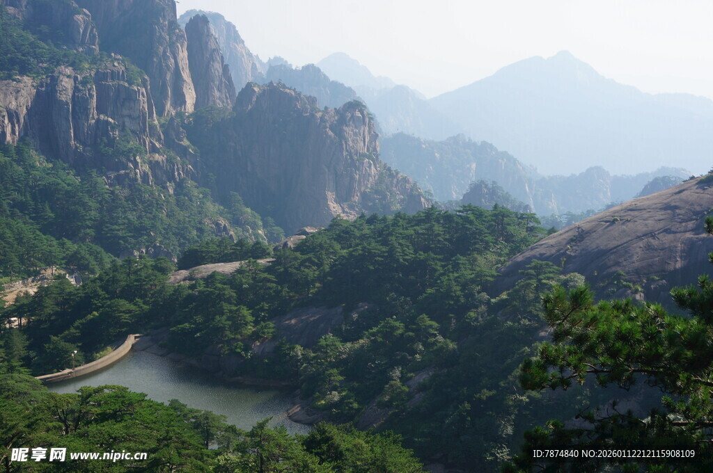 山间绿水绕 峻岭展风光