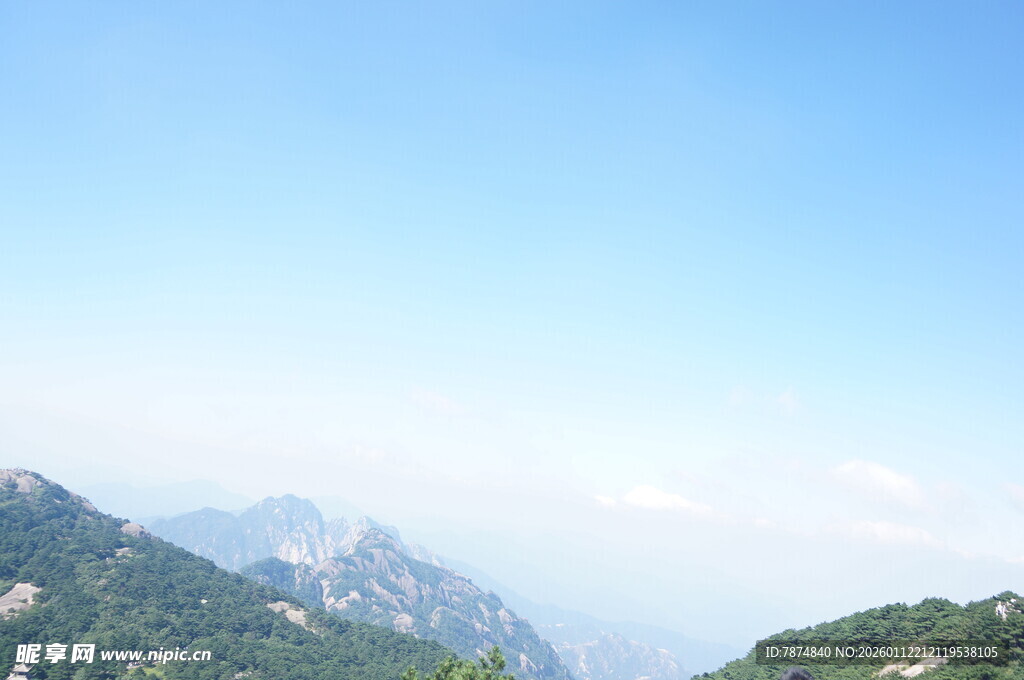 壮丽山景 蓝天映衬