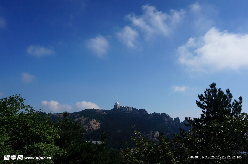 蓝天绿树间的远山景致