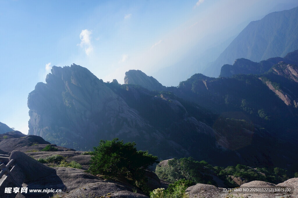 壮丽山景 云雾缭绕的奇峰