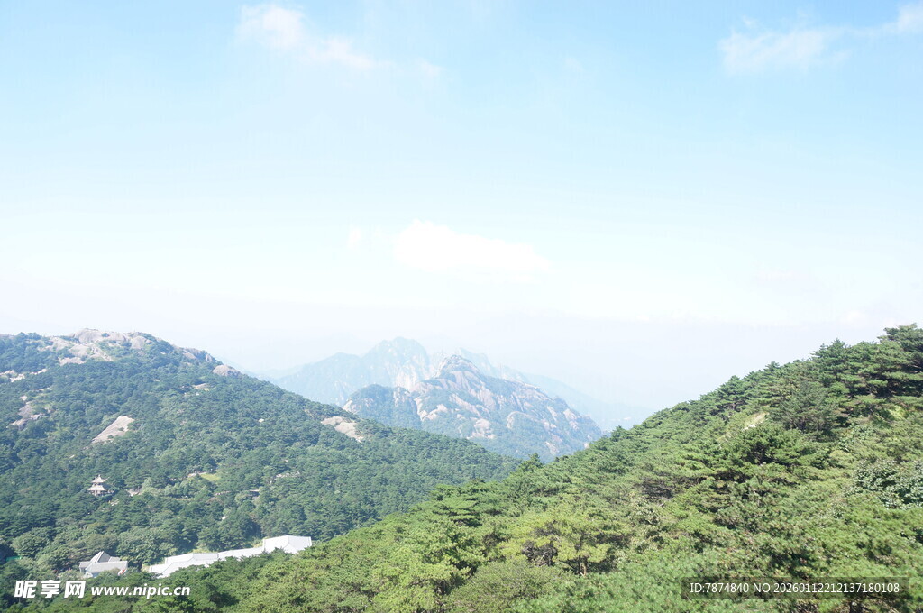 青山翠谷间的秀丽山景