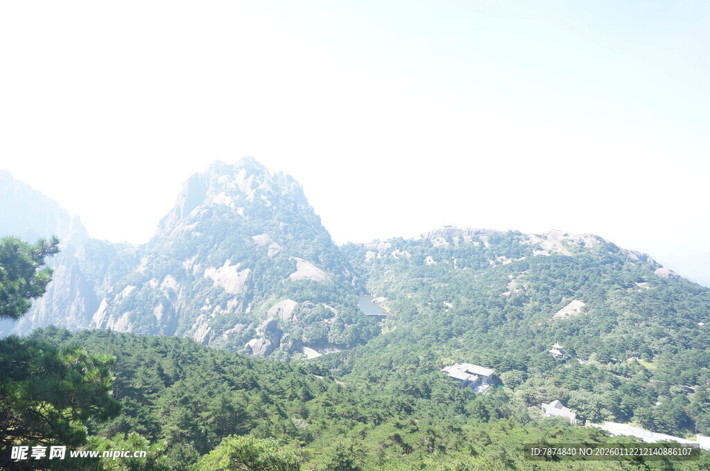 青山峻岭间的秀丽风光